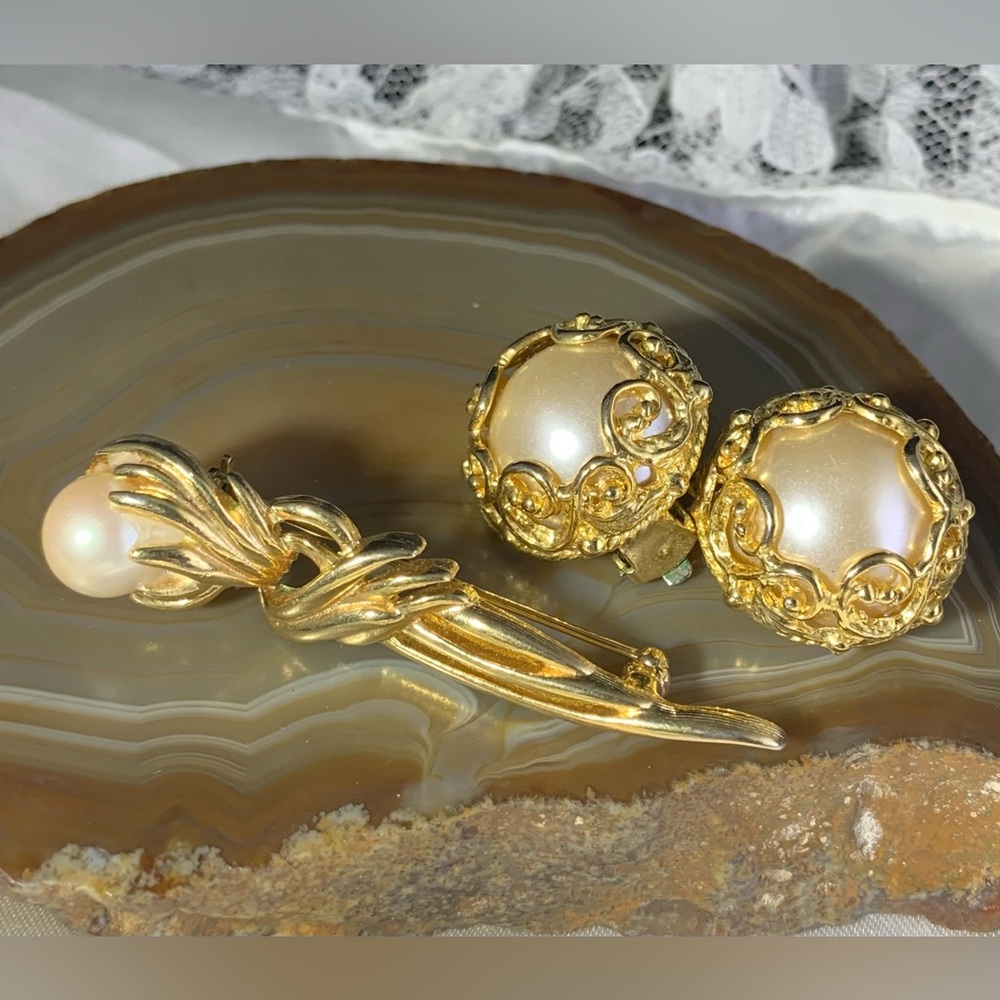 VINTAGE GOLD TONE FAUX PEARL BROOCH AND CLIP ON EARRINGS